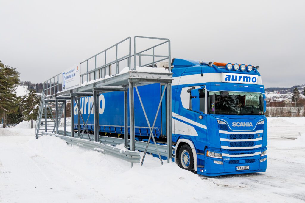 Bil kjører over ferist